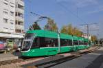 Be 6/8 Flexity 7007 auf der Linie 14 wartet an der Endstation in Pratteln.