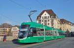 Be 6/8 Flexity 5011 auf der Linie 8 überquert die Mittlere Rheinbrücke.