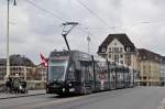 Be 6/8 Flexity 5010, mit der Werbung für Turkish Airlines, auf der Linie 8, überquert die Mittlere Rheinbrücke.