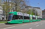 Be 6/8 Flexity 5012, mit einer Teilwerbung für die MUBA 2016, bedient die Haltestelle der Linie 8 am Aeschenplatz.