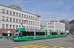 Be 6/8 Flexity 5011, mit einer Teilwewrbung für die MUBA 2016, bedient die Haltestelle der Linie 8 an der Markthalle.