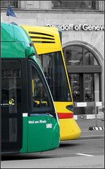 Beiden gemeinsam: die moderne Form -

Ansonsten aber recht unterschiedlich in Design und Farbe, das Flixity 2-Tram und das Tango-Tram. 

Basel, Marktplatz, 14.03.2016 (M)