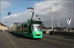 . Die Front im Sonnenlicht -

Ein Combino-Tram auf der Mittleren Brücke in Basel.

14.03.2016 (M)