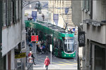 , Altstadt und Tram -    Blick vom Rheinsprung auf die Haltestelle Schiffslände mit Flexity 2-Tram.