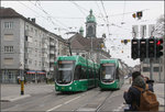 . Von und nach Deutschland -

An der Haltestelle Dreirosenbrücke begegnen sich zwei Trams auf der nach Weil am Rhein führenden Linie 8. Im Hintergrund die St. Joseph-Kirche.

15.03.2016 (M)
