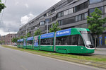 Be 6/8 Flexity 5016, mit einer Teilwerbung für die Securitas, bedient die Haltestelle der Linie 1 am Voltaplatz.