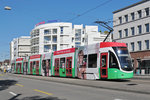 Be 6/8 Flexity 5012, mit einer U-Abo Werbung, fährt zur Haltestelle der Linie 8 am Bahnhof SBB.