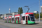 Be 6/8 Flexity 5012, mit einer U-Abo Werbung, überquert die Dreirosenbrücke.