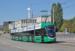 Be 6/8 Flexity 5018, auf der wegen einer Baustelle umgeleiteten Linie 8, verlässt die Haltestelle Novartis Campus.