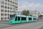 Be 6/8 Combino 304, mit einer Teilwewrbung für Credit Agricole, auf der Linie 1, überquert die Dreirosenbrücke.