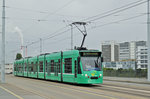 Be 6/8 Combino 301, auf der wegen einer Baustelle umgeleiteten Linie 8, überquert die Dreirosenbrücke. Die Aufnahme stammt vom 17.09.2016.