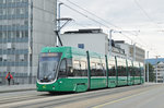 Be 6/8 Flexity 5014, auf der wegen einer Baustelle umgeleiteten Linie 8, überquert die Dreirosenbrücke.