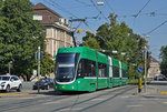 Be 6/8 Flexity 5004, mit einer Teilwerbung für die BKB, fährt zur Haltestelle der Linie 8 am Bahnhof SBB.