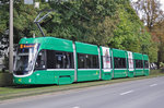 Be 6/8 Flexity 5017, mit einer Teilwerbung für das U-Abo, fährt zur Haltestelle der Linie 8 am Bahnhof SBB.