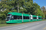 Be 6/8 Flexity 5004, mit einer Teilwerbung für die BKB, fährt zur Haltestelle der Linie 8 am Bahnhof SBB.