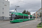 Be 6/8 Flexity 5020, mit einer Teilwerbung für das neue U-Abo, fährt zur Haltestelle der Linie 8 an der CIBA.