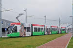 Be 6/8 Flexity 5012, mit einer U-Abo Werbung, wendet in der Schlaufe der Linie 8 beim Bahnhof Weil am Rhein.