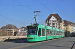 Be 6/8 Combino 320, auf der Linie 14, überquert die Mittlere Rheinbrücke.