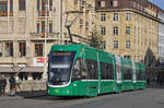 Be 6/8 Flexity 5019, auf der Linie 8, überquert die Mittlere Rheinbrücke.