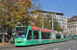 Be 6/8 Combino 325, auf der Linie 8, bedient die Haltestelle am Aeschenplatz.