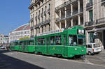 Dreiwagenzug, mit dem Be 4/4 487 und den beiden B4S 1470 und 1463, fährt zur Haltestelle der Linie 2 am Bahnhof SBB.