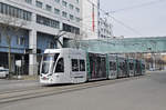 Be 6/8 Flexity 2021, mit der Tissot Werbung, fährt zur Haltestelle Wettsteinplatz.