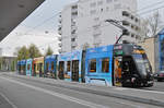 Be 6/8 Flexity 5010, mit der Werbung für Turkish Airlines, steht an der Haltestelle der Linie 8 in Kleinhüningen.