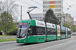 Be 6/8 Flexity 5011, auf der Linie 8, fährt zur Haltestelle Wiesenplatz.