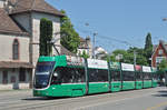 Be 6/8 Flexity 5023, auf der umgeleiteten Linie 8, überquert die Wettsteinbrücke.