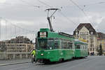 Be 4/4 477 zusammen mit dem B4S 1475, auf der Linie 15, überquert die Mittlere Rheinbrücke.