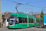 Be 6/8 Flexity 5015, auf der Linie 3, wartet an der Endstation in Birsfelden.