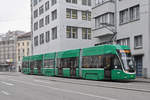 Be 4/6 Flexity 6010, auf der Linie 16, wartet in der Spiegelgasse die nächste Abfahrtszeit ab.