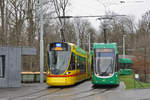 Be 6/10 Tango 156, mit der Fahrschule, und der be 6/8 Flexity 5036, auf der Linie 2, warten in der Schlaufe beim Eglisee.