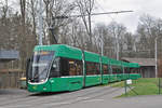 Be 6/8 Flexity 5003, auf der Linie 2, wartet in der Schlaufe beim Eglisee die nächste Abfahrtszeit ab.