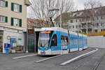 Be 6/8 Flexity 5028, mit der IWB Werbung, wartet an der Endstation der Linie 6 an der Riehen Grenze.