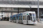 Be 6/8 Flexity 5042, mit der Tissot Werbung, verlässt die Haltestelle Messeplatz.