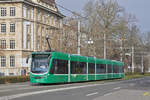 Be 6/8 Combino 321, auf der Linie 8, fährt zur Haltestelle Bahnhof SBB.