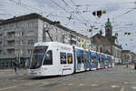 Be 6/8 Flexity 5042, mit der Tissot Werbung, fährt zur Haltestelle der Linie 8 an der CIBA.