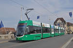 Be 6/8 Flexity 5032, auf der Linie 6, überquert die Mittlere Rheinbrücke.