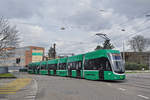 Be 6/8 Flexity 5037, auf der Linie 8, fährt zur Haltestelle CIBA.