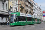 Be 6/8 Flexity 5018, auf der Linie 6, fährt zur Haltestelle Claraplatz.