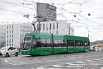 Be 4/6 Flexity 6002, auf der Linie 15, überquert die Münchensteinerbrücke. Die Aufnahme stammt vom 26.04.2018.