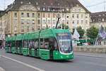 Be 6/8 Flexity 5043, auf der Linie 8, überquert die Mittlere Rheinbrücke Die Aufnahme stammt vom 02.06.2018.