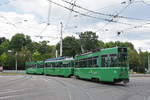 Doppeltraktion, mit dem Be 4/4 484, dem B4S 1488 und dem Be 4/4 485, auf der Linie 2, verlassen die Haltestelle Bahnhof SBB Richtung Kirschgarten. Die Aufnahme stammt vom 25.06.2018.