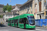 Be 4/6 Flexity 6002, auf der Linie 15, fährt den Steinenberg hoch zur Haltestelle Bankverein.