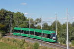 Be 4/6 Flexity 6002, auf der Linie 16, fährt zur Haltestelle Hechtliacker.