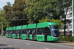 Be 6/8 Flexity 5006, auf der Linie 8, fährt zur Haltestelle Aeschenplatz.