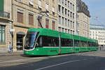 Be 6/8 Flexity 5009, auf der Linie 1, fährt zur Haltestelle Markthalle.