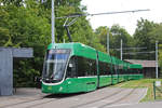 Be 6/8 Flexity 5030, auf der Linie 2, wartet in der Schlaufe beim Eglisee.