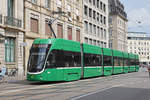 Be 6/8 Flexity 5042, auf der Linie 8, fährt zur Haltestelle Markthalle.